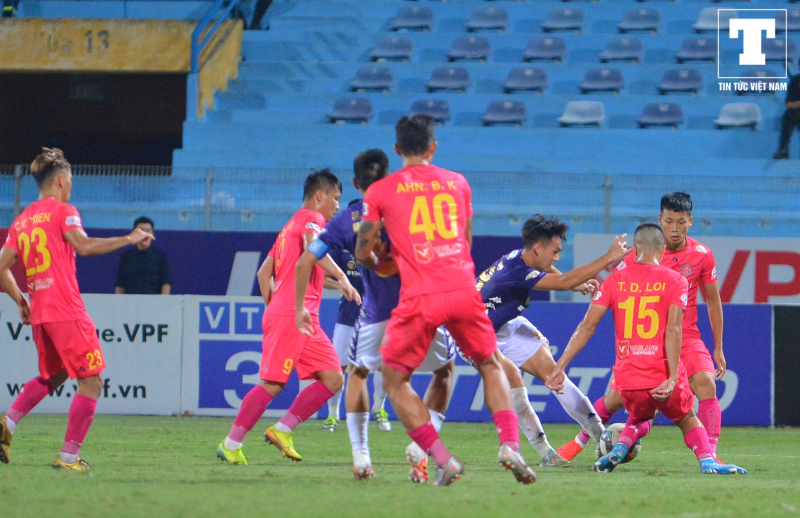 Trận này, Thành Chung chưa bình phục chấn thương nhưng vẫn được tung vào sân trong hiệp 2. HLV Chu Đình Nghiêm buộc phải sử dụng phương án này do hàng công đội nhà gặp bế tắc.