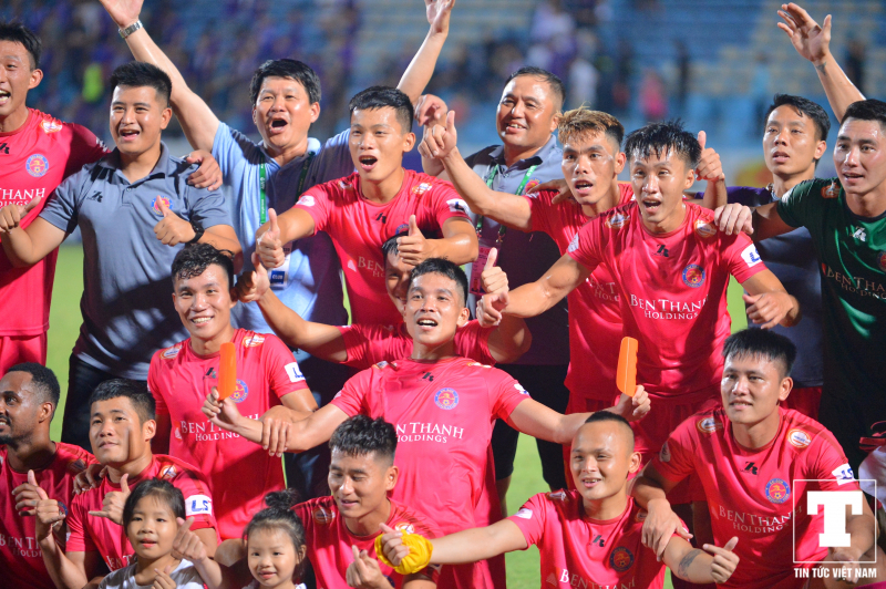 Chủ tịch, HLV Vũ Tiến Thành cũng góp vui cùng các cầu thủ dù BTC liên tục thông báo các HLV vào phòng họp báo sau trận.