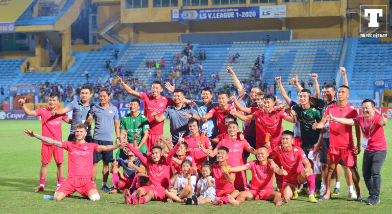 Sau chiến thắng, CLB Sài Gòn có màn ăn mừng trên sân Hàng Đẫy như những nhà vô địch.