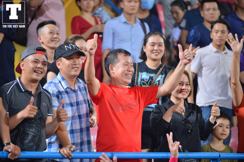 Các CĐV Sài Gòn chia vui cùng đội bóng.