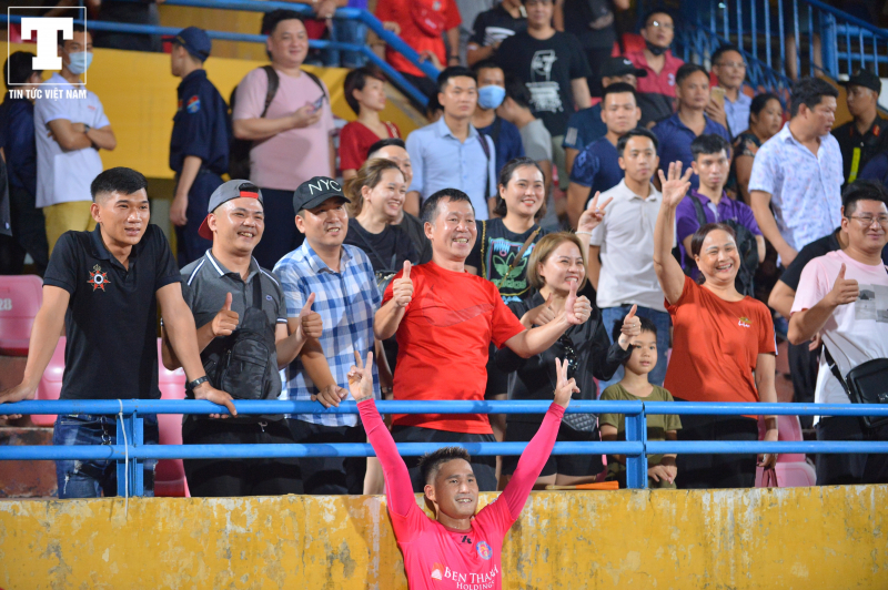 Quốc Long, một cựu cầu thủ của Hà Nội T&T, chia vui cùng người thân sau chiến thắng ấn tượng của đội nhà.