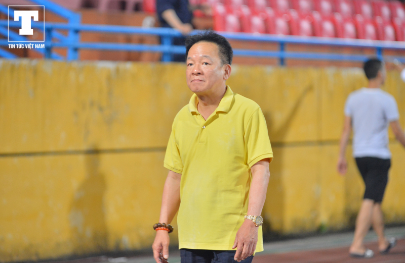 Đáng chú ý, trong lúc Sài Gòn FC đang ăn mừng, ông bầu Đỗ Quang Hiển đi qua khu vực này, khuôn mặt ông thể hiện sự trầm tư, kém vui khi đội bóng của mình thất bại.