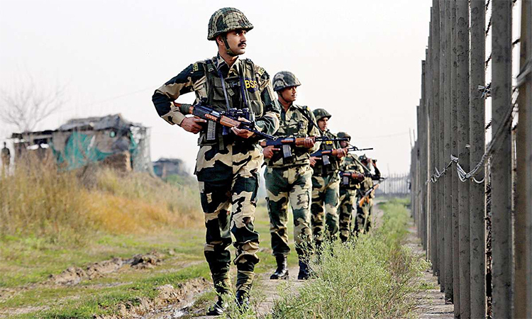 Biên phòng Ấn Độ tuần tra dọc theo hàng rào trên biên giới với Pakistan, đoạn qua khu vực Ranbir Singh Pura, tháng 2/2019. Ảnh: Reuters.