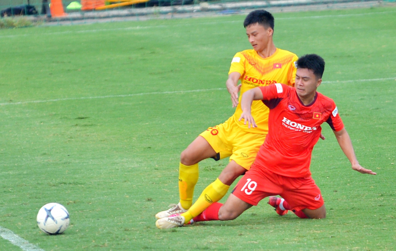 Sau đó, 28 cầu thủ U22 Việt Nam chia làm 2 đội để HLV Park Hang-seo và ban huấn luyện kiểm tra năng lực của các cầu thủ trẻ.