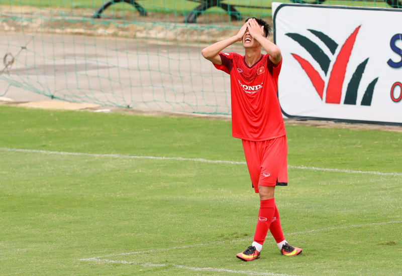 Xuân Tân tiếc nuối khi bỏ lỡ cơ hội ghi bàn khi đối mặt thủ môn.