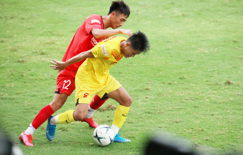 Trong khi đó, Đức Huy đá hậu vệ cánh cũng thường xuyên dâng cao và đối đầu với 2 người đồng đội cùng màu áo CLB Nam Định.