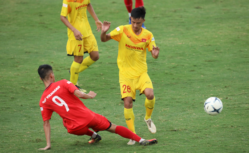 4 cầu thủ Nam Định vô tình được chia vào 2 đội, Xuân Tân, Đức Huy đội áo đỏ đối đầu với Hữu Hoàng, Văn Hiếu đội áo vàng.