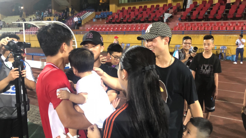 Hai cầu thủ của Hà Nội FC tỏ ra thích thú và trêu đùa con gái Bùi Tiến Dũng là bé Sushi.