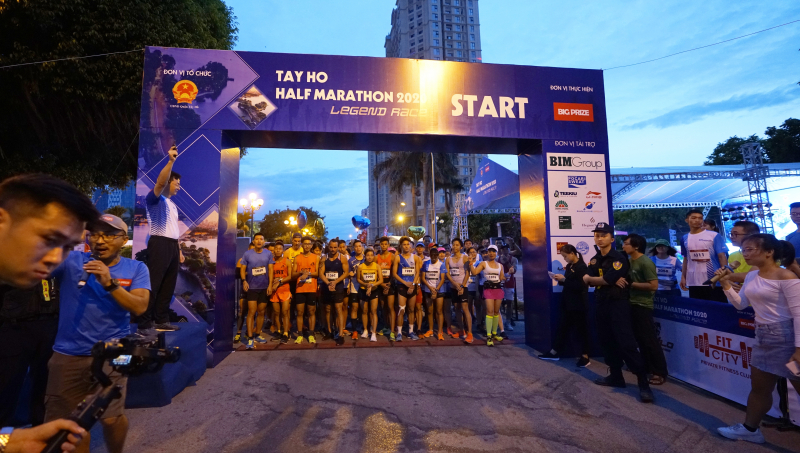 4h sáng ngày 12/7, 1.500 VĐV đã có mặt tại trung tâm Văn hóa Thông tin và Thể thao Quận Tây Hồ (Hà Nội) để tham gia giải chạy Tay Ho Half Marathon 2020 lần thứ nhất thi đấu ở các cự ly: 03km (dành cho thiếu nhi và người lớn), 06km, 15km và 21km.