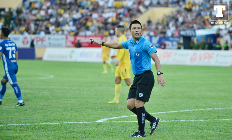Sau trận, HLV Đào Quang Hùng của Quảng Nam cũng phàn nàn về công tác trọng tài. Ông cho rằng trọng tài Hoàng Ngọc Hà không thổi penalty cho Quảng Nam là bước ngoặt của trận đấu.