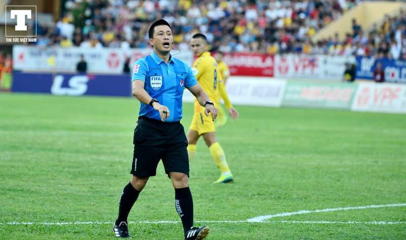 Tối 12/7, Nam Định và Quảng Nam chạm mặt nhau trong bối cảnh hai đội đang đứng cuối bảng xếp hạng V.League 2020 sau 8 vòng đấu. Với tính chất của trận cầu này, BTC V.League đã phân công trọng tài FIFA Hoàng Ngọc Hà bắt chính.