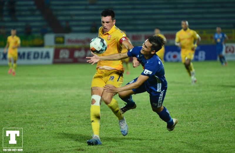Lúc này, cầu thủ Quảng Nam là Hữu Phước là chốt chặn cuối cùng trước mặt thủ môn Phạm Văn Cường, thế nhưng anh không thể ngăn chặn được pha bứt tốc của Đỗ Merlo.