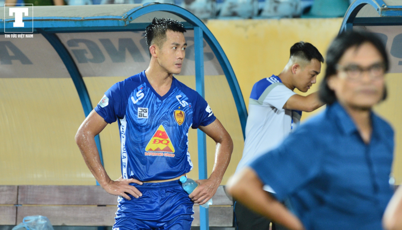 Hà Minh Tuấn cũng vậy, trong trận đấu với Nam Định, tiền đạo này vào thay Quốc Chí và có một số cơ hội ngon ăn nhưng anh không thể tận dụng thành công.