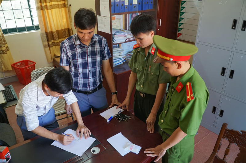 Thông tin thi vào lớp 10 sáng nay 17/7: Các lực lượng làm nhiệm vụ thi đã có mặt tại Hội đồng thi Trường THCS Kim Liên (huyện Nam Đàn, Nghệ An).