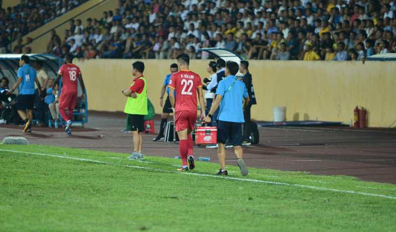 Sau đó, Tiến Linh vào sân tiếp tục thi đấu còn cầu thủ số 18 tiếp tục ra khởi động.