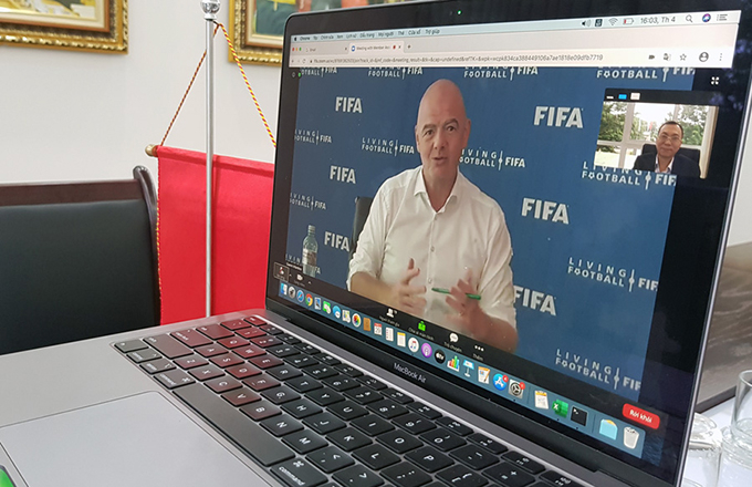 Chủ tịch FIFA Gianni Infantino trao đổi trực tuyến với Phó Chủ tịch VFF Trần Quốc Tuấn.