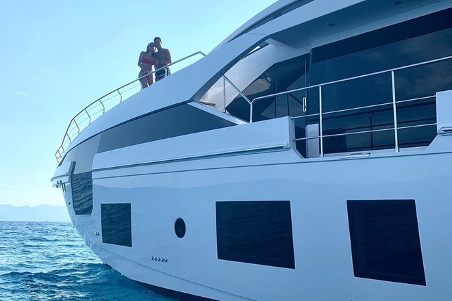 Daily Mail tiết lộ du thuyền của Ronaldo trị giá 5,5 triệu bảng. Siêu sao người Bồ Đào Nha đã chọn chiếc du thuyền dài 27 m ở xưởng đóng tàu Azimut-Benerri tại Viareggi, Italy.