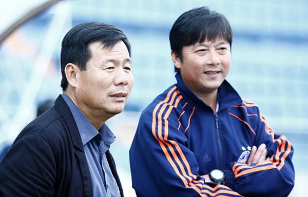 Chủ tịch CLB Đà Nẵng Bùi Xuân Hòa (bên trái).