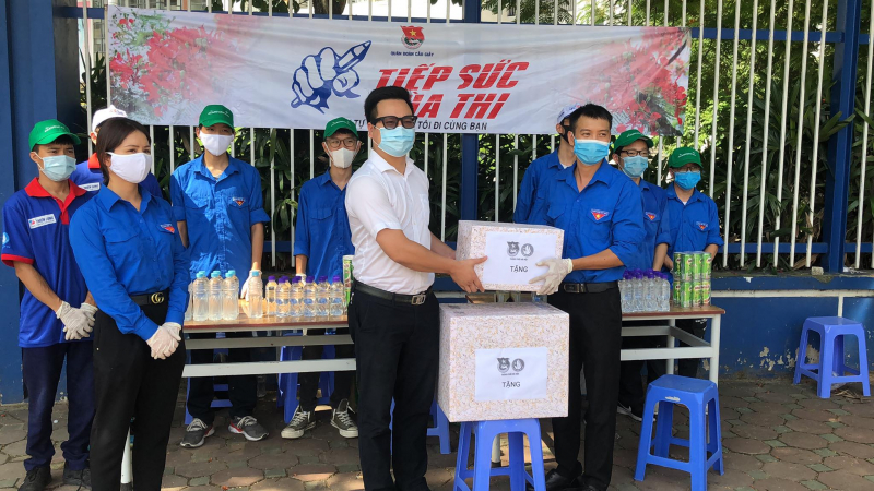 Ông Trần Quang Hưng, Phó bí thư thành đoàn Hà Nội tặng quà động viên các tình nguyện viên.