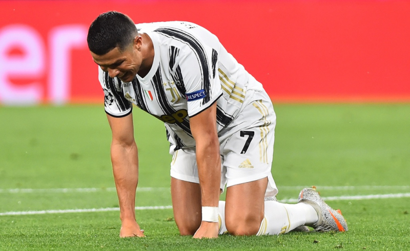 Ronaldo gục ngã sau thất bại của Juventus.