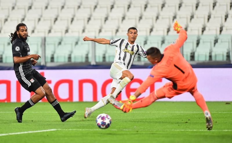 Những nỗ lực của CR7 được đền đáp bằng bàn gỡ hòa cho Juventus ở phút 43. Cú đá 11 m thành công giúp Ronaldo trở thành cầu thủ ghi bàn nhiều nhất cho Bianconeri trong một mùa giải (36 bàn).