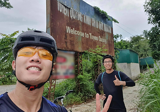 Lương Xuân Trường đã vượt hơn 130km bằng xe đạp để về quê nhà Tuyên Quang.