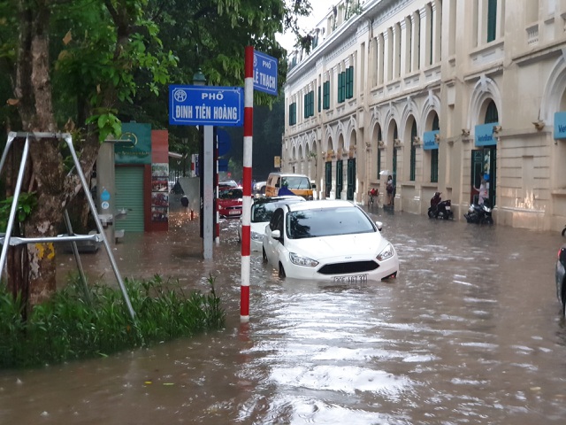 Theo Trung tâm dự báo khí tượng thủy văn Trung ương, khu vực nội thành Hà Nội vào cuối giờ chiều nay, có mưa vừa đến mưa to. Ảnh Dân trí.