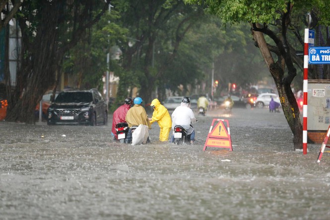 Nhiều khu vực nước ngập lút bánh xe sau cơn mưa nặng hạt. Ảnh Tiền phong.