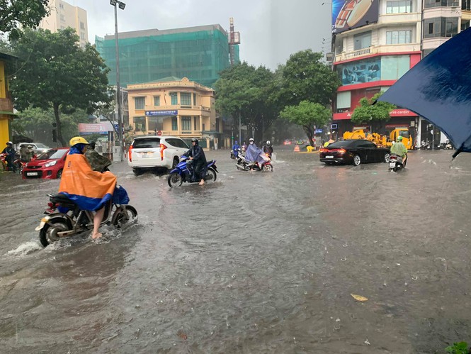 Nhiều tuyến phố ở Hà Nội biến thành sông sau cơn mưa chiều 17/8.