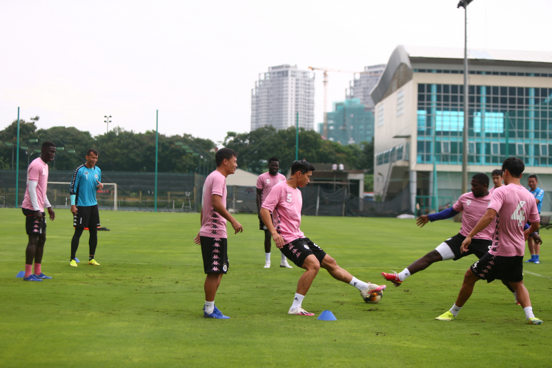 Vị trí trung vệ của đội chủ sân Hàng Đẫy đang gặp nhiều khó khăn khi Duy Mạnh và Đình Trọng cùng gặp chấn thương.