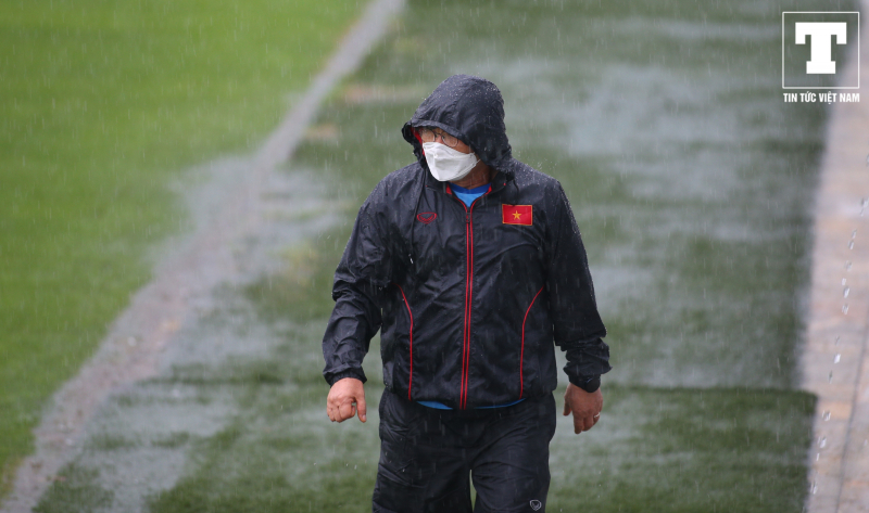 Không thể chờ trời tạnh mưa, HLV Park Hang-seo yêu cầu các cầu thủ mặc áo khoác ngoài để tránh bị ngấm nước tập luyện.