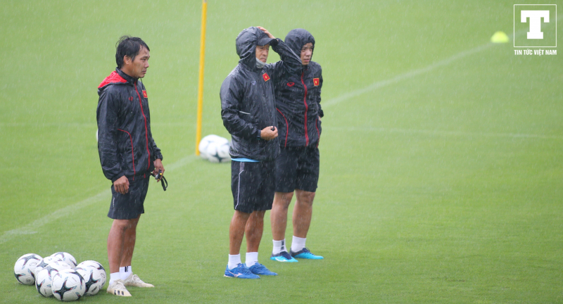 Ngay trong buổi tập đầu tiên, BHL và các cầu thủ đã gặp khó khăn khi thời tiết tại Hà Nội bỗng đổ cơn mưa lớn.
