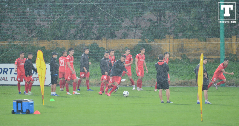 Cơn mưa nặng hạt ảnh hưởng tới chất lượng buổi tập, nhưng HLV Park Hang-seo không thay đổi kế hoạch. Các cầu thủ vẫn phải tập đủ thời gian.