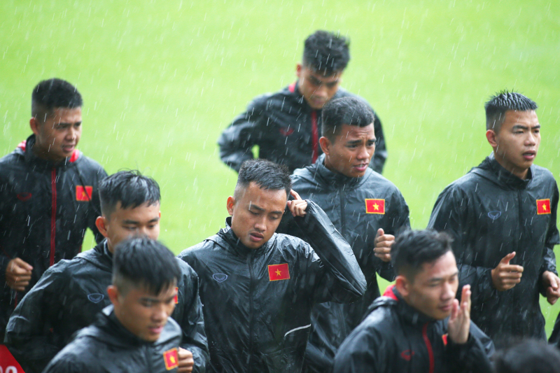 Việc phải tập luyện dưới cơn mưa lớn hết sức khó khăn, các cầu thủ luôn luôn phải dùng tay vuốt mặt, vuốt tóc sao cho nước không vào mắt, vào mũi.
