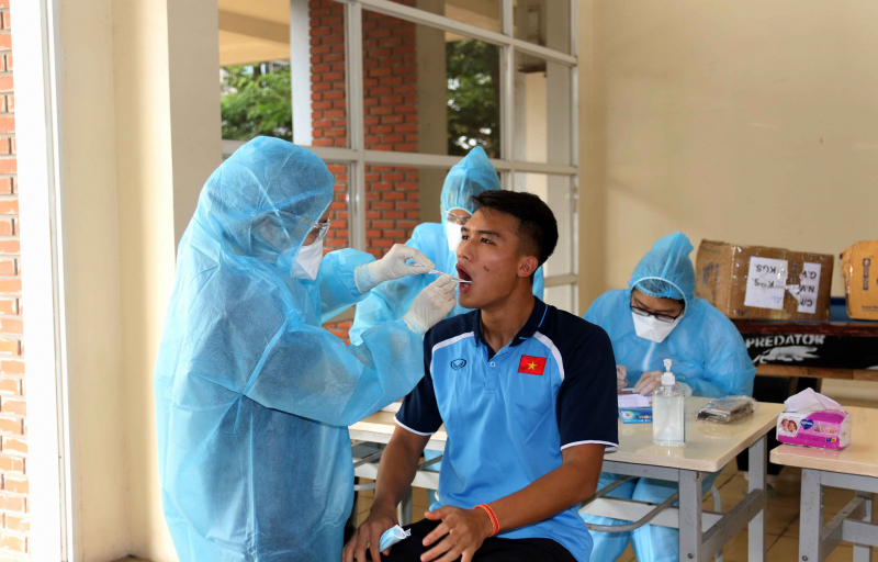 Cũng giống như kế hoạch tập trung của ĐT U22 Việt Nam, trong bối cảnh dịch Covid-19 đang có những diễn biến mới, công tác kiểm tra y tế đã được thực hiện một cách nghiêm túc và chặt chẽ. Với sự hỗ trợ của Cục Quản lý Khám, Chữa bệnh – Bộ Y Tế và Bệnh viện Nhiệt đới Trung ương, toàn bộ thành viên của ĐT U19 Việt Nam đã được lấy mẫu xét nghiệm Realtime RT-PCR nhằm giúp phát hiện, sàng lọc sớm các ca nghi ngờ, từ đó hỗ trợ hiệu quả cho phòng chống dịch và điều trị.