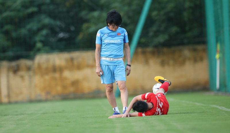 Dù vậy, một số cầu thủ trẻ vẫn dính chấn thương nhẹ. Tiền vệ Nguyễn Hai Long (Than Quảng Ninh) phải bỏ dở buổi tập đối kháng khi bị đau. Cầu thủ này được tập riêng dưới sự hướng dẫn của bác sĩ Choi Ju Young.