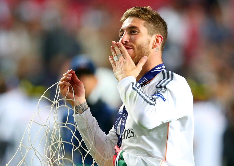 Trước đó một năm, Sergio Ramos gây sốt với khoảnh khắc cầm mành lưới sau trận chung kết Champions League 2013/14.