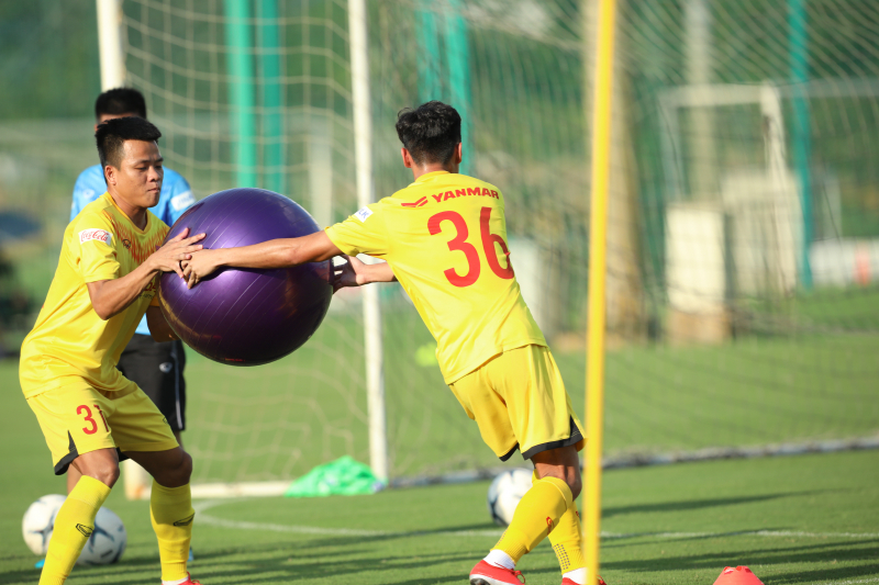 Hơn 40 cầu thủ U22 Việt Nam được chia thành 2 đội để đua tốc độ trong bài chuyền bóng cao su.