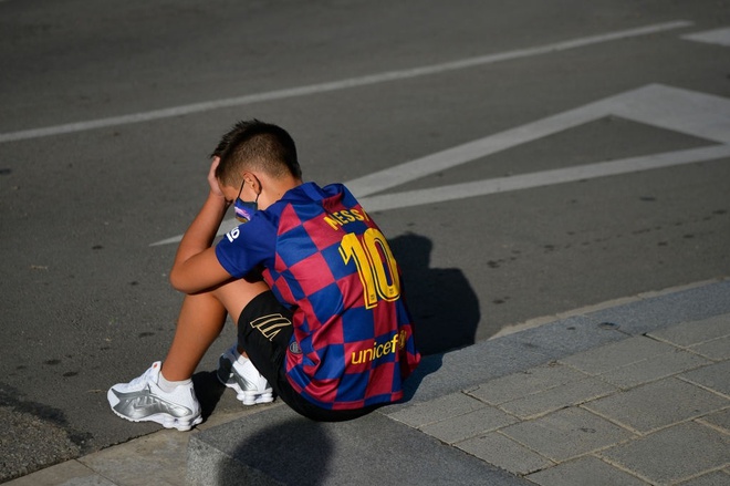 Cổ động viên Barca buồn bã khi không thấy Messi đến kiểm tra y tế hôm 30/8. Ảnh: Marca.