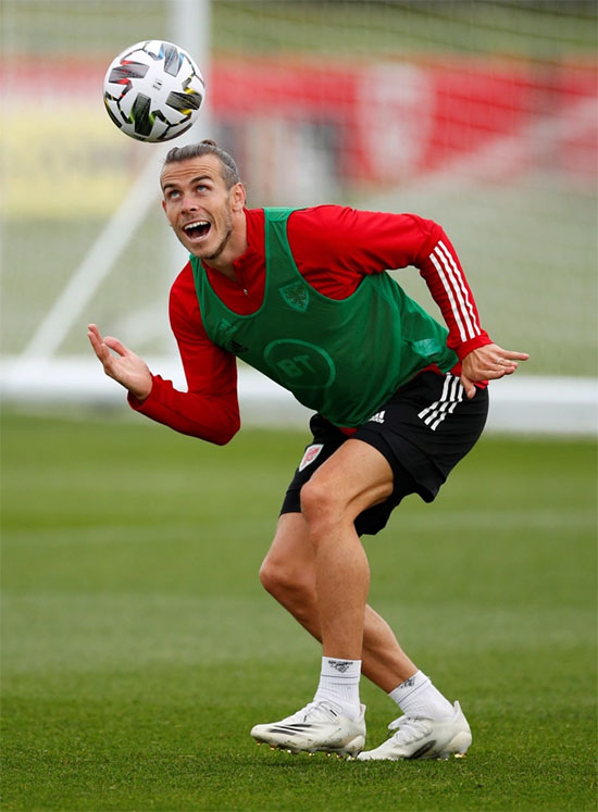 Hình ảnh Bale hất tóc khiến nhiều người hâm mộ thích thú.
