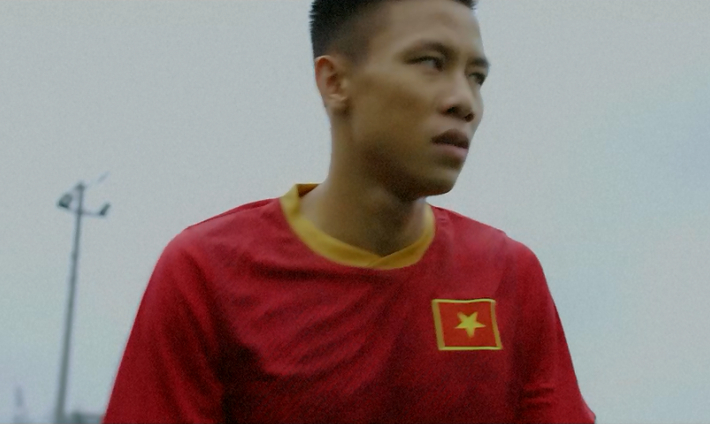 Trang phục sử dụng trong clip quảng cáo có nhiều điểm tương đồng với mẫu áo thi đấu của ĐT Việt Nam trong năm 2019.