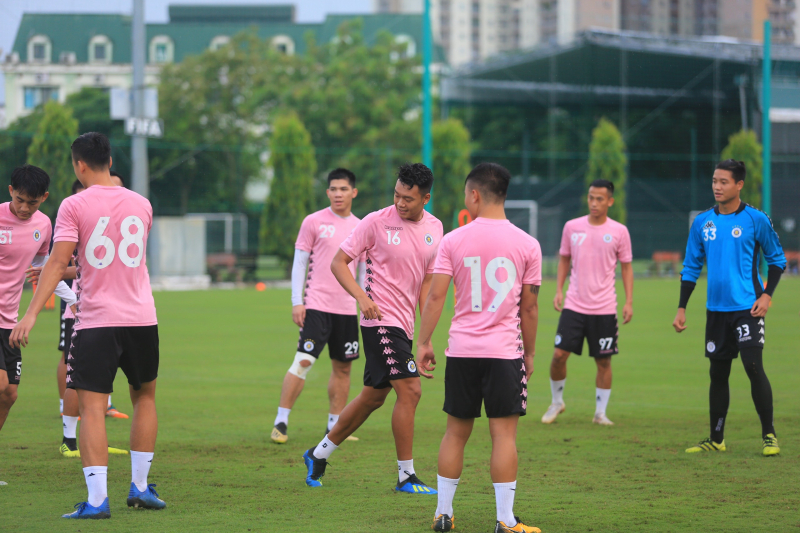 1 cầu thủ đáng chú ý khác là Thành Chung, những trận đấu gần đây, anh luôn được HLV Chu Đình Nghiêm đôn lên đá tiền đạo.