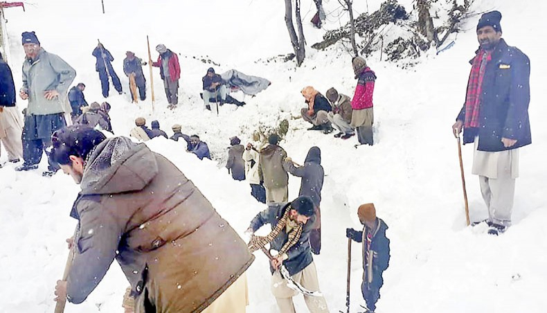 Nhiều người dân trong làng đang đào những lớp tuyết dày để tìm kiếm và cứu những người mất tích.