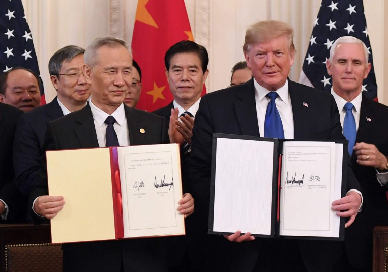 Tổng thống Mỹ Donald Trump và Phó Thủ tướng Trung Quốc Lưu Hạc đã ký thỏa thuận thương mại giai đoạn một tại Washington hôm 15/1.