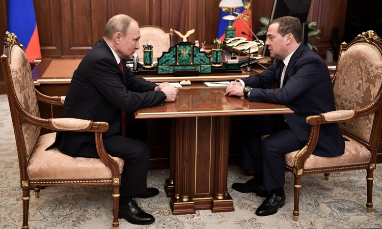 Thủ tướng Nga Dmitry Medvedev (phải) và Tổng thống Putin tại Moskva ngày 15/1. Ảnh: AFP.