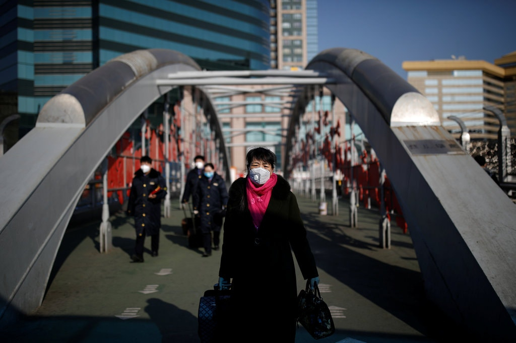 Người Bắc Kinh ở một ga tàu đeo mặt nạ phòng chống sự lây lan của virus Vũ Hán.