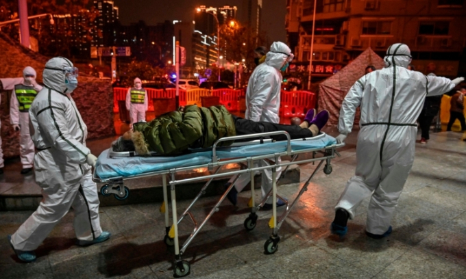 Một bệnh nhân ở Vũ Hán được đưa đi cấp cứu hôm 25/1. Ảnh: AFP.