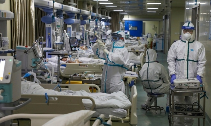 Các nhân viên y tế làm việc tại phòng chăm sóc đặc biệt được cách ly thuộc một bệnh viện ở Vũ Hán ngày 6/2. Ảnh: AP.