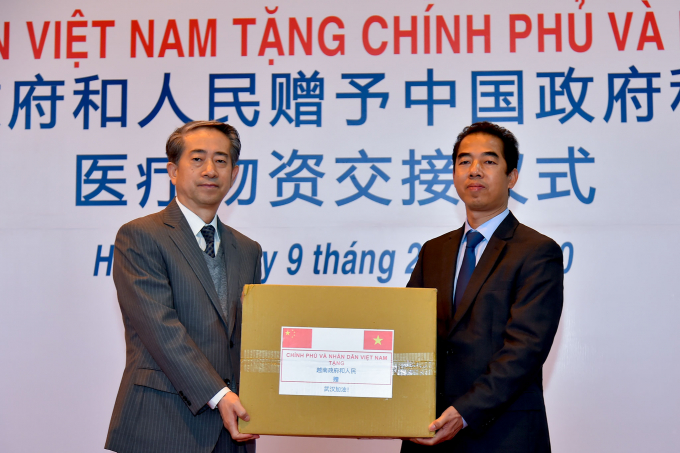 Thứ trưởng Bộ Ngoại giao Tô Anh Dũng đã trao cho Đại sứ Trung Quốc Hùng Ba số vật tư, trang thiết bị y tế phòng và chống dịch bệnh do virus Corona gây ra. Ảnh: Bộ Ngoại giao.