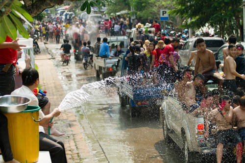 Lễ hội té nước diễn ra ở các quốc gia Đông Nam Á theo Phật giáo, trong đó có Lào.
